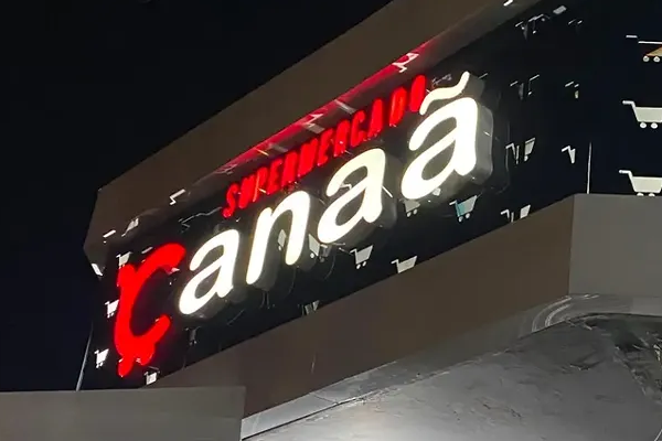 Totem e Placas Comerciais